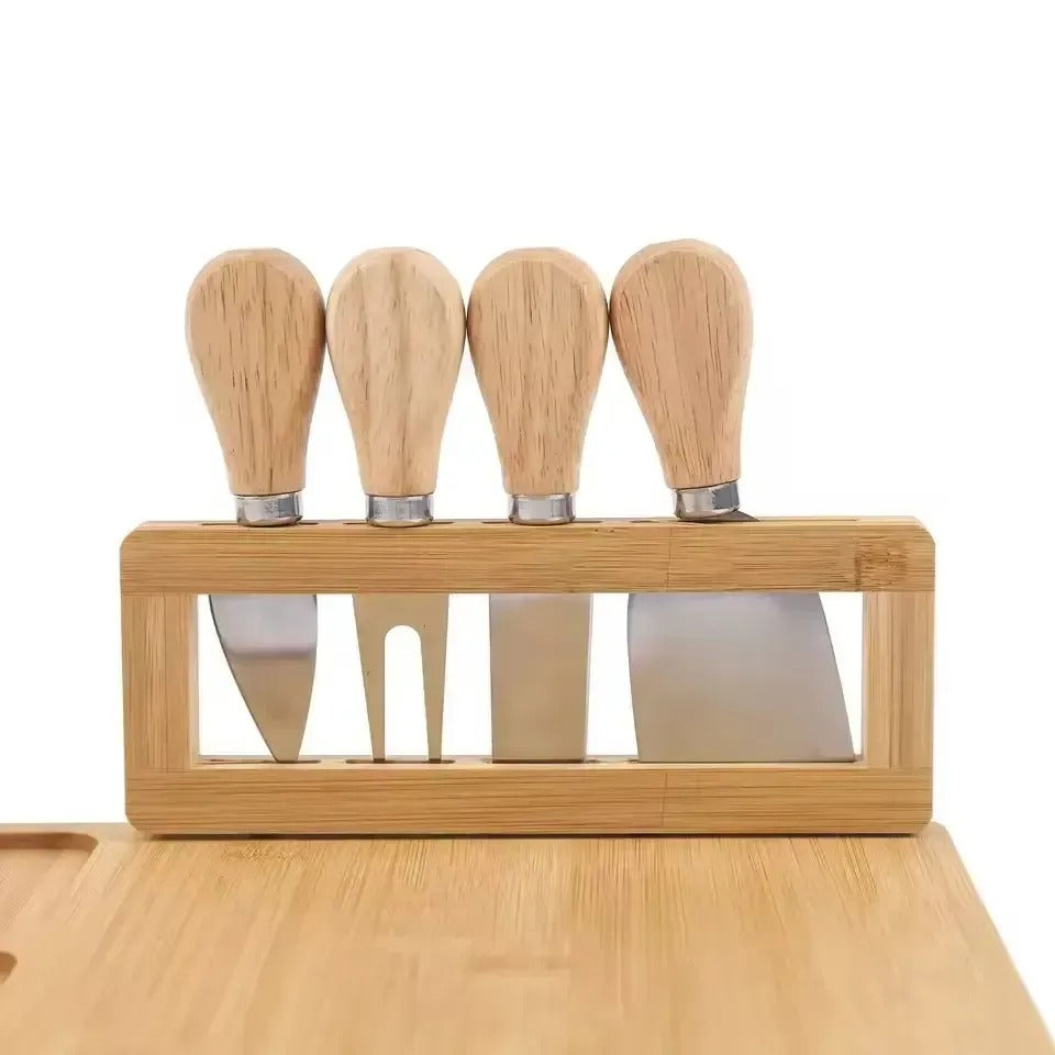Placă de bambus pentru servirea brânzeturilor și a mezelurilor cu cuțite - set elegant (91720001)